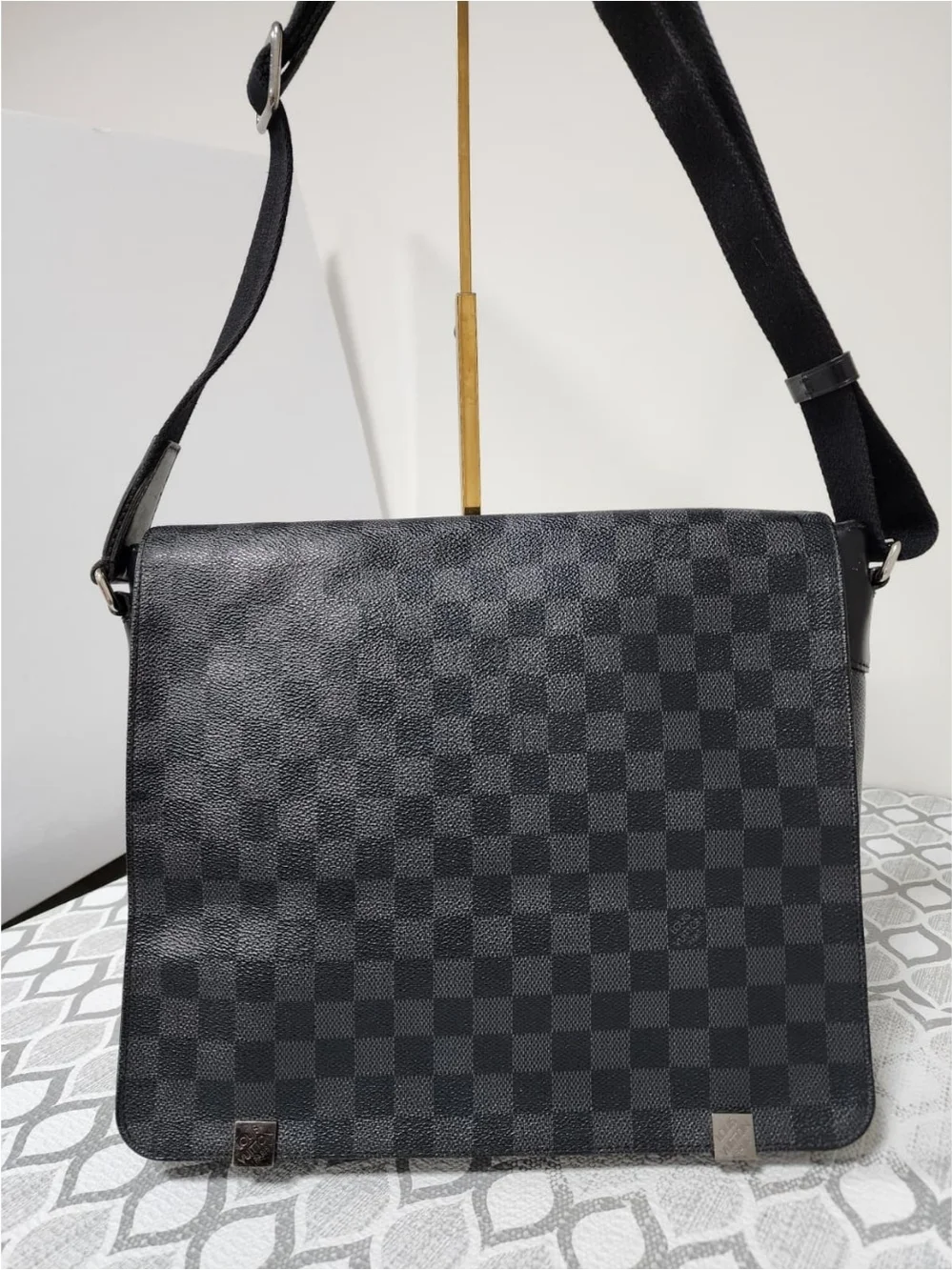LOUIS VUITTON Damier Graphite District GM Men Messenger Bag Black/Grey